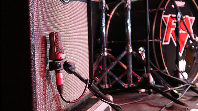 Richard Lloyd, prestigioso ingeniero de sonido, escoge el AE3000 para sonorizar a la veterana banda británica FM