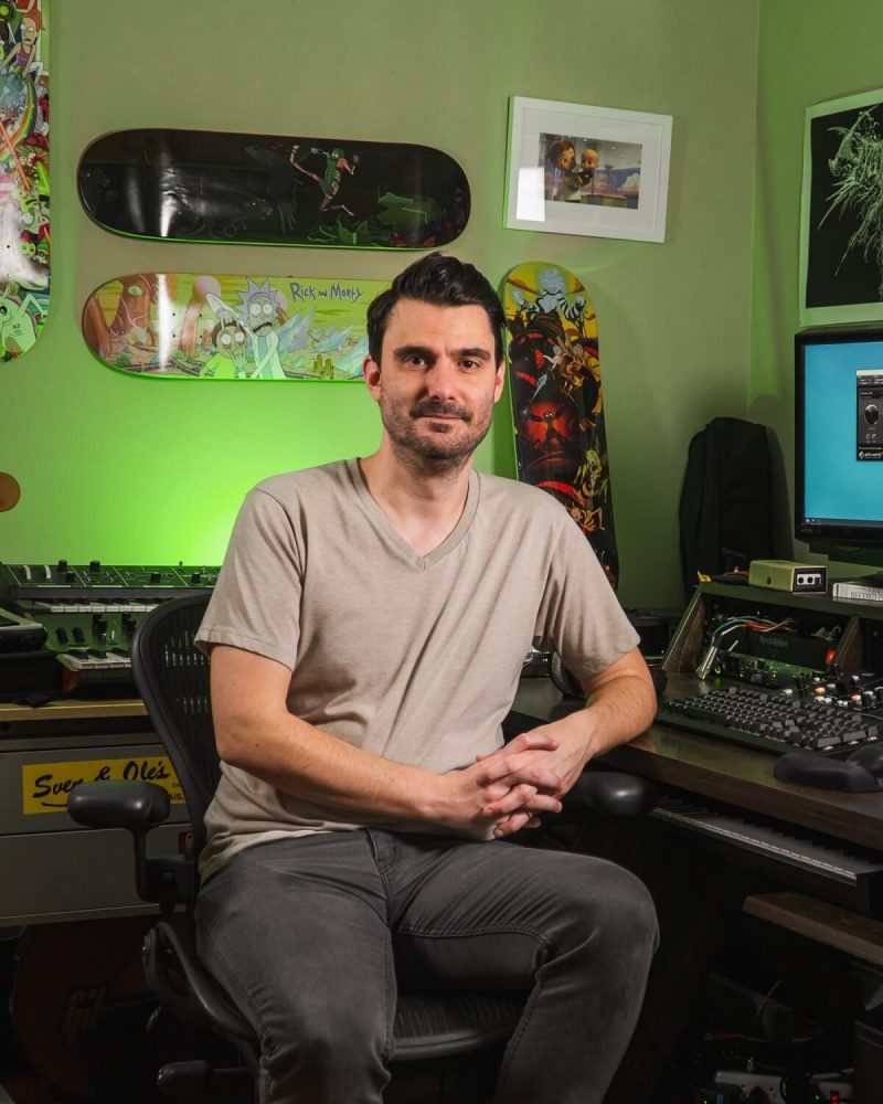 El compositor de televisión Ryan Elder en su home studio rodeado de equipos de audio de alta calidad, incluido su controlador de monitores Nero de Audient