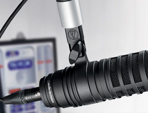 ¿Cómo puedo mejorar la configuración de mi micrófono para sonar como un Podcaster, Streamer, o Broadcaster profesional?