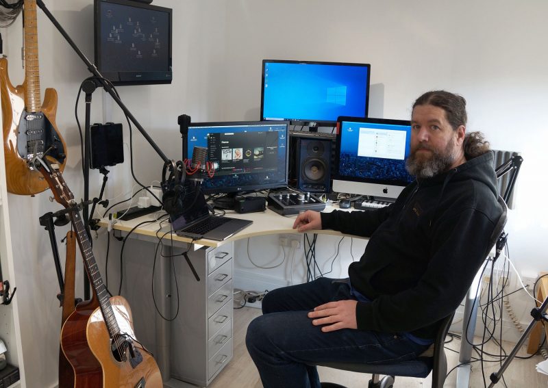 Ciarán Robinson, director académico de Tileyard Education en su estudio de enseñanza remota (en casa), con su nueva interfaz de audio EVO 4 junto con su Audient iD22