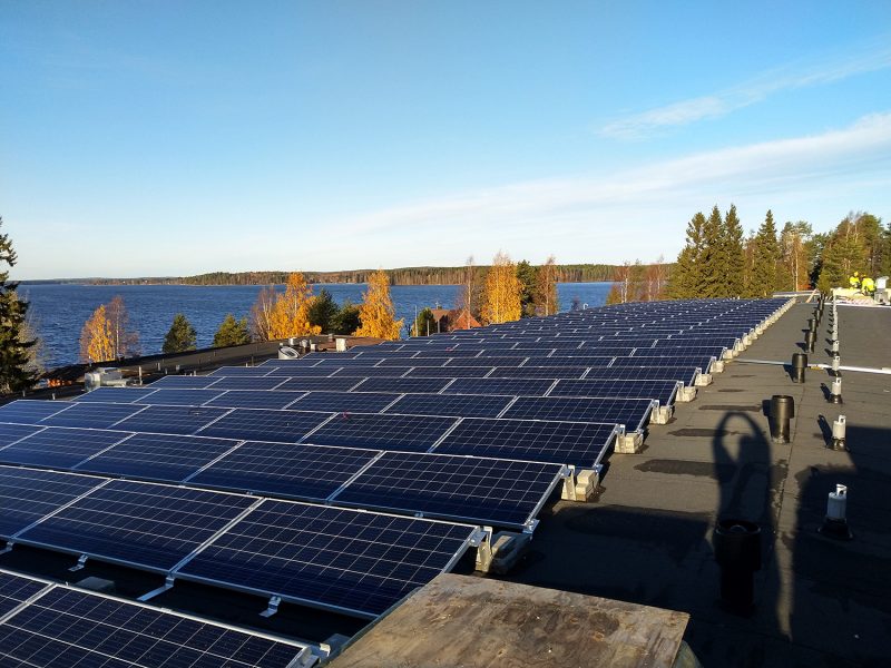 Placas solares en el tejado del nuevo edificio